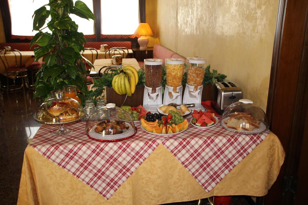 Albergo Ristorante Leon D'Oro 노벤타디피아베 외부 사진