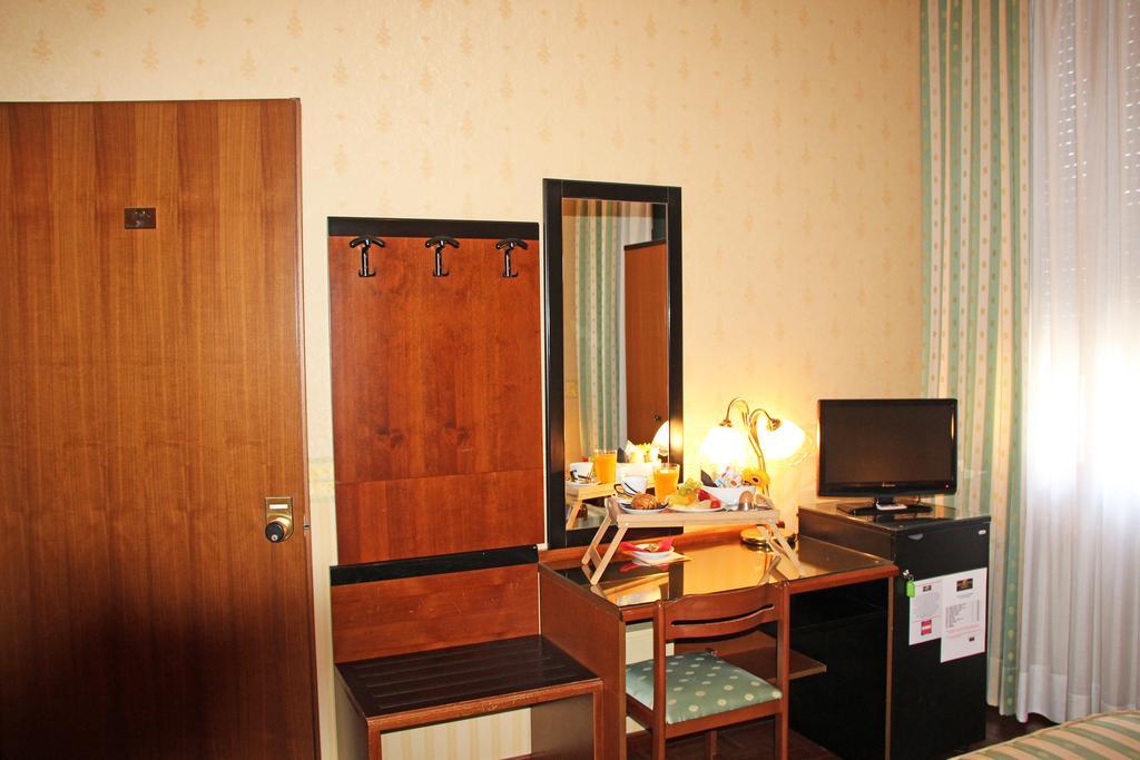 Albergo Ristorante Leon D'Oro 노벤타디피아베 외부 사진