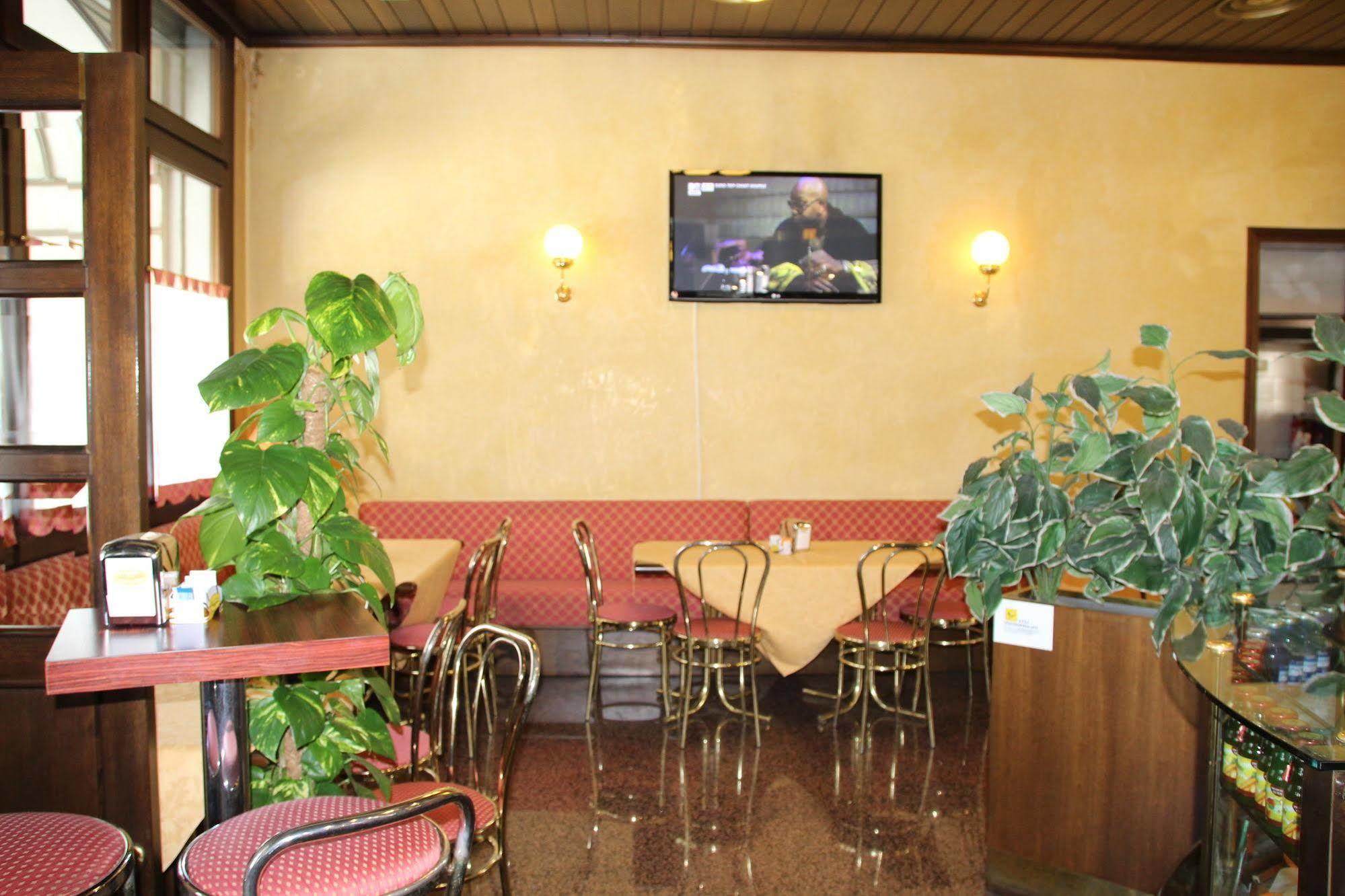 Albergo Ristorante Leon D'Oro 노벤타디피아베 외부 사진