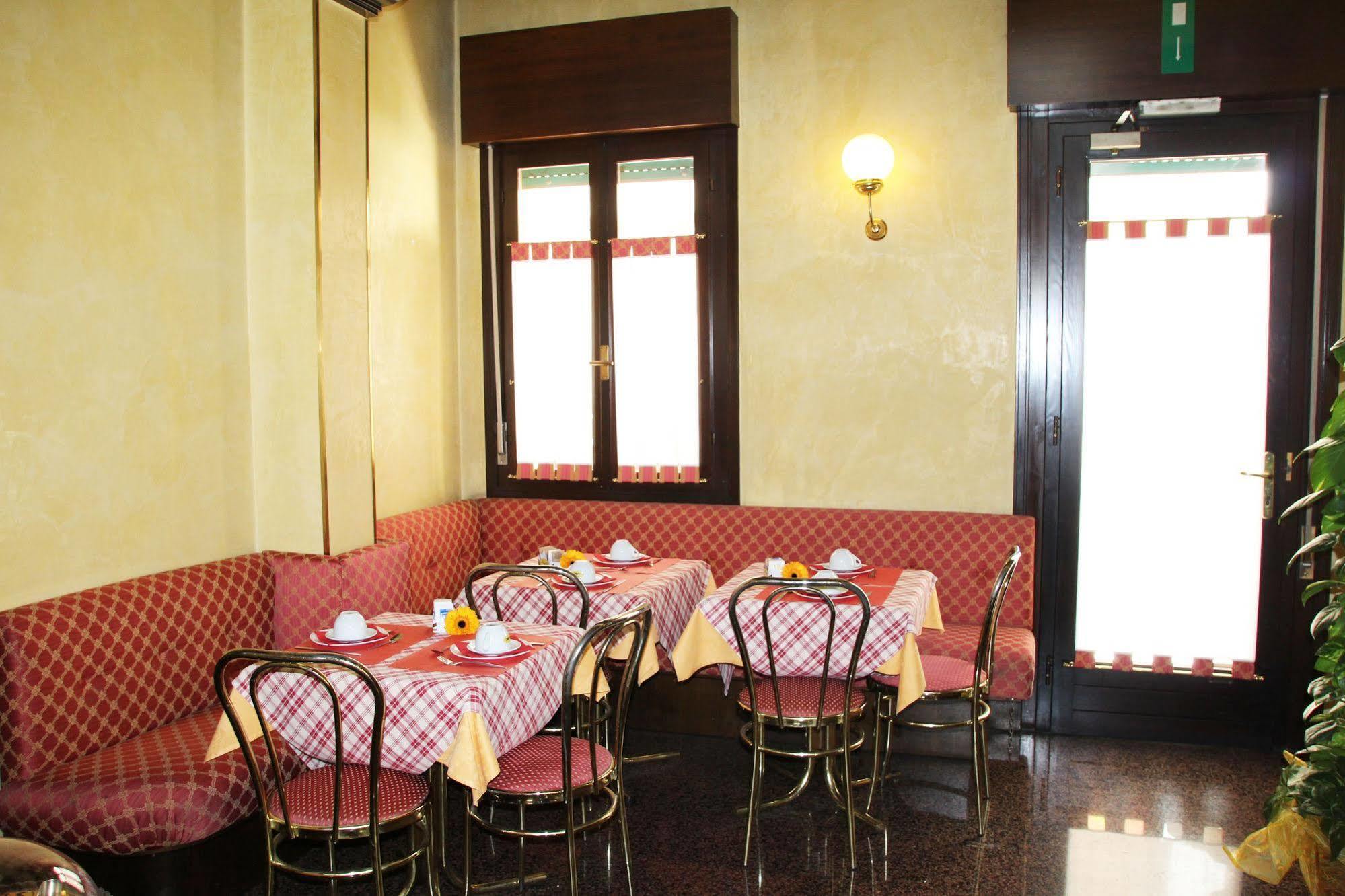 Albergo Ristorante Leon D'Oro 노벤타디피아베 외부 사진