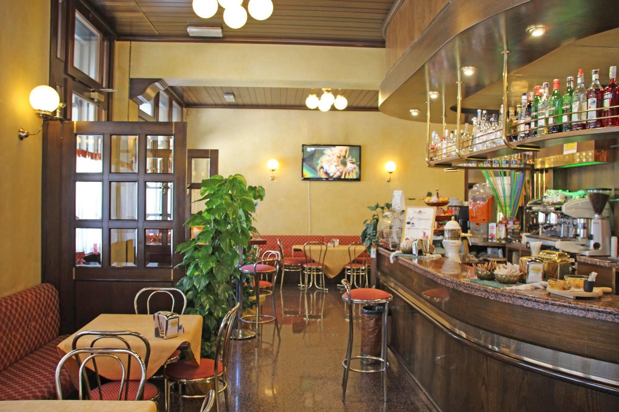 Albergo Ristorante Leon D'Oro 노벤타디피아베 외부 사진