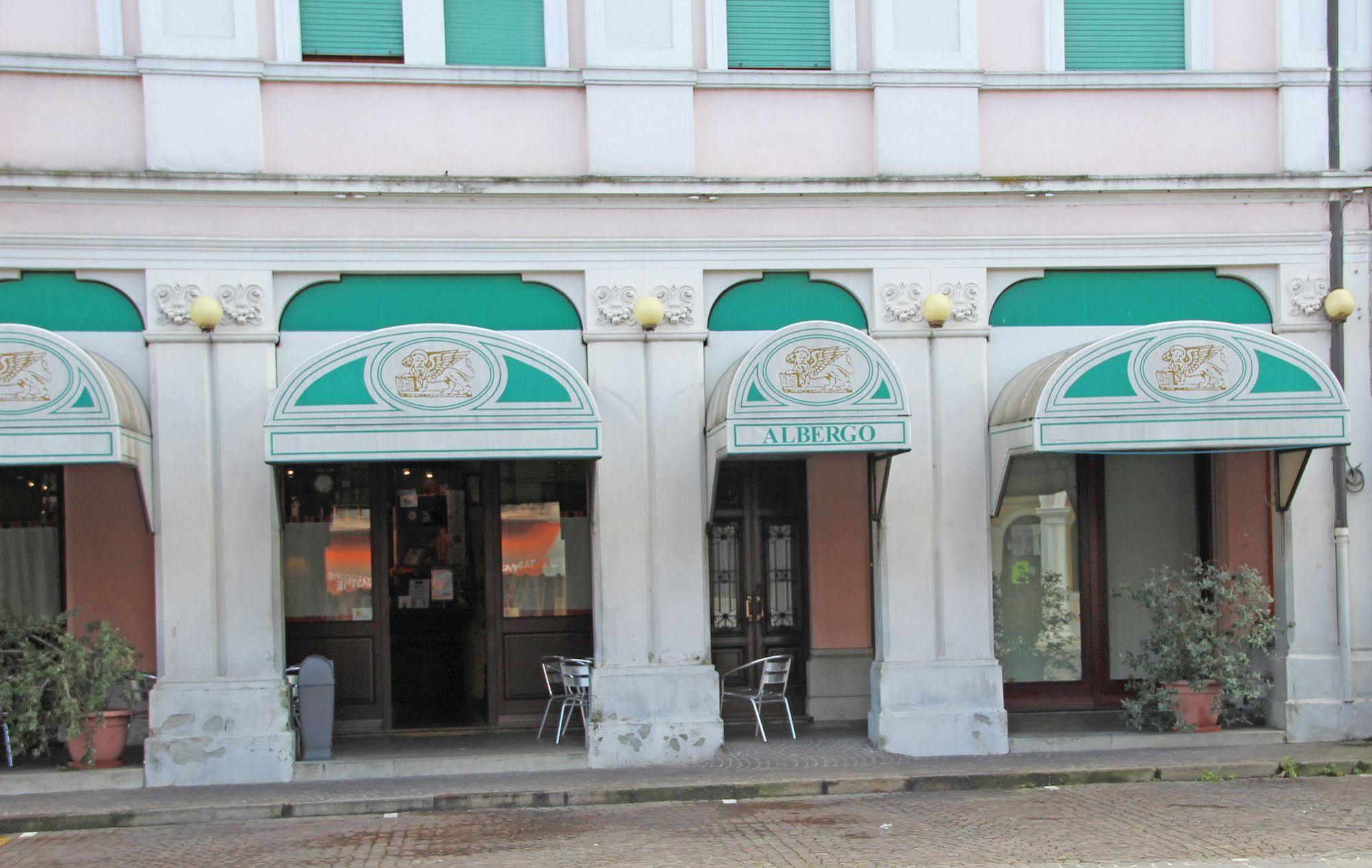 Albergo Ristorante Leon D'Oro 노벤타디피아베 외부 사진
